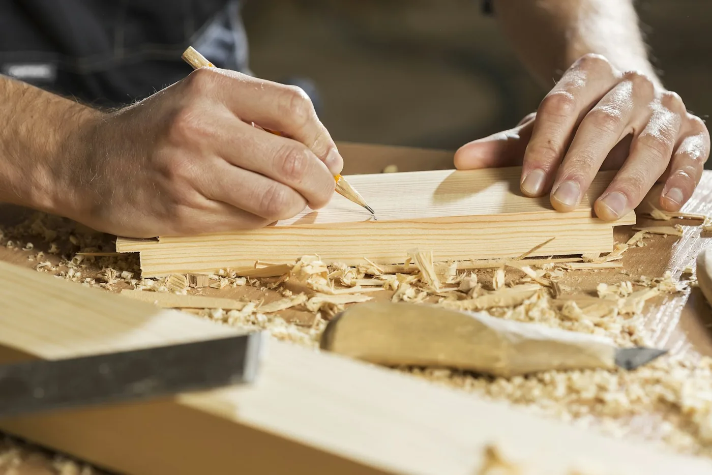 Main d’artisan travaillant le bois