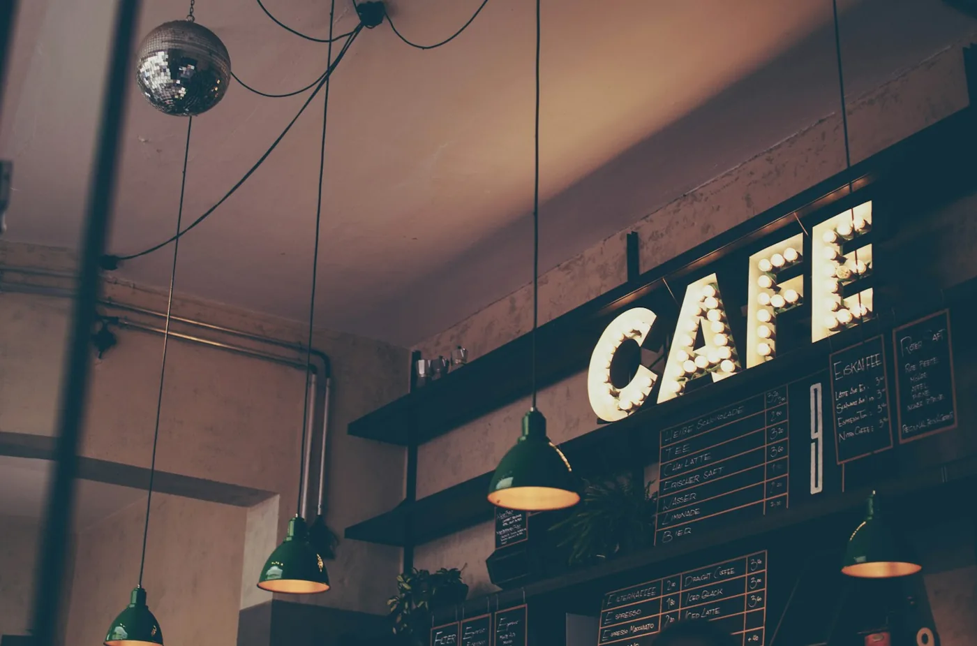 Un café accueillant, tables et lumière naturelle