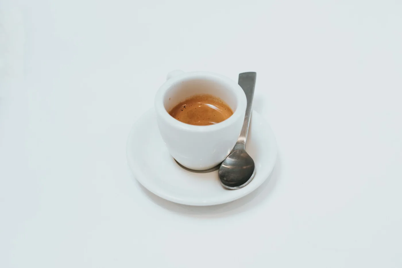 Café servi dans une tasse