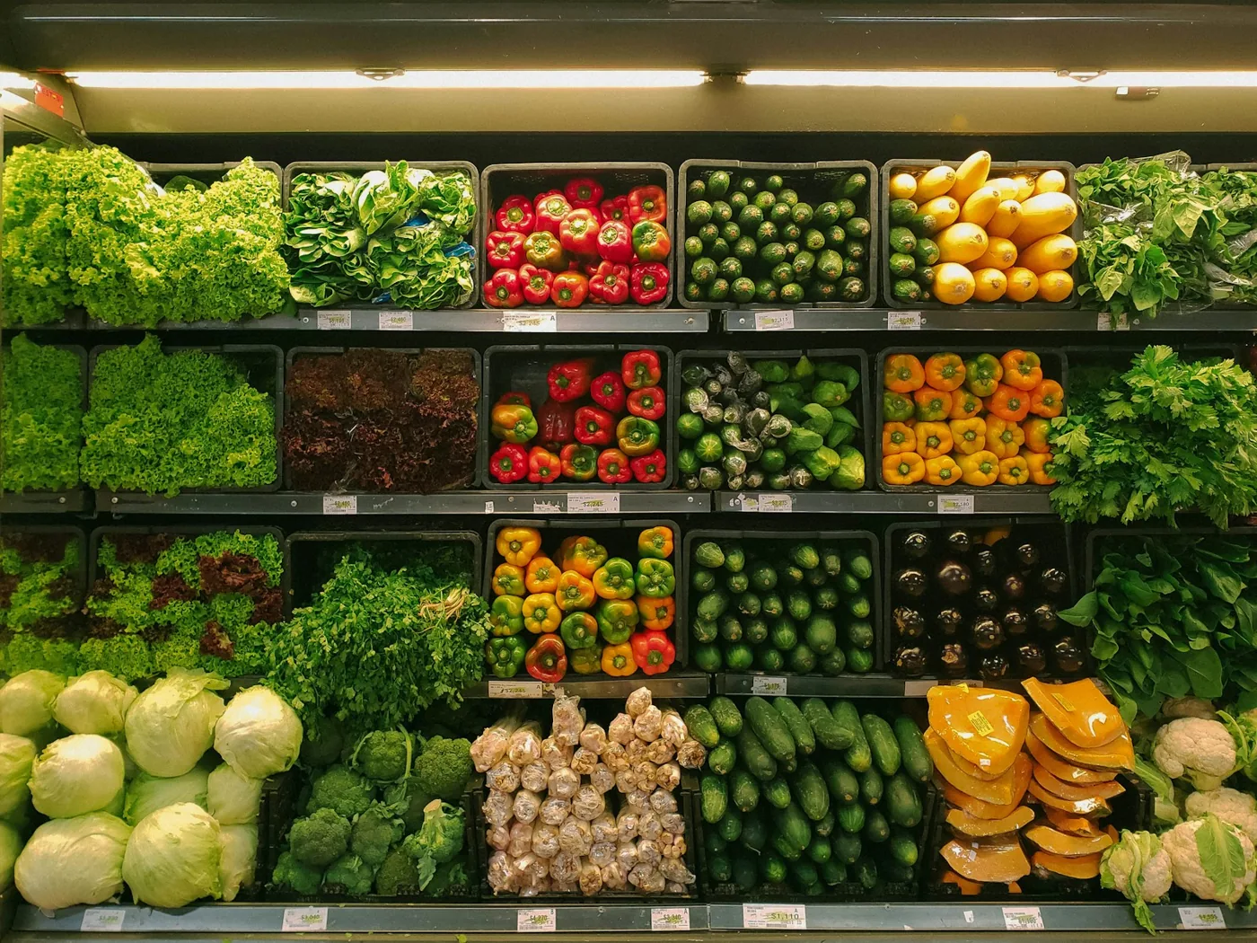 Étal coloré de fruits et légumes